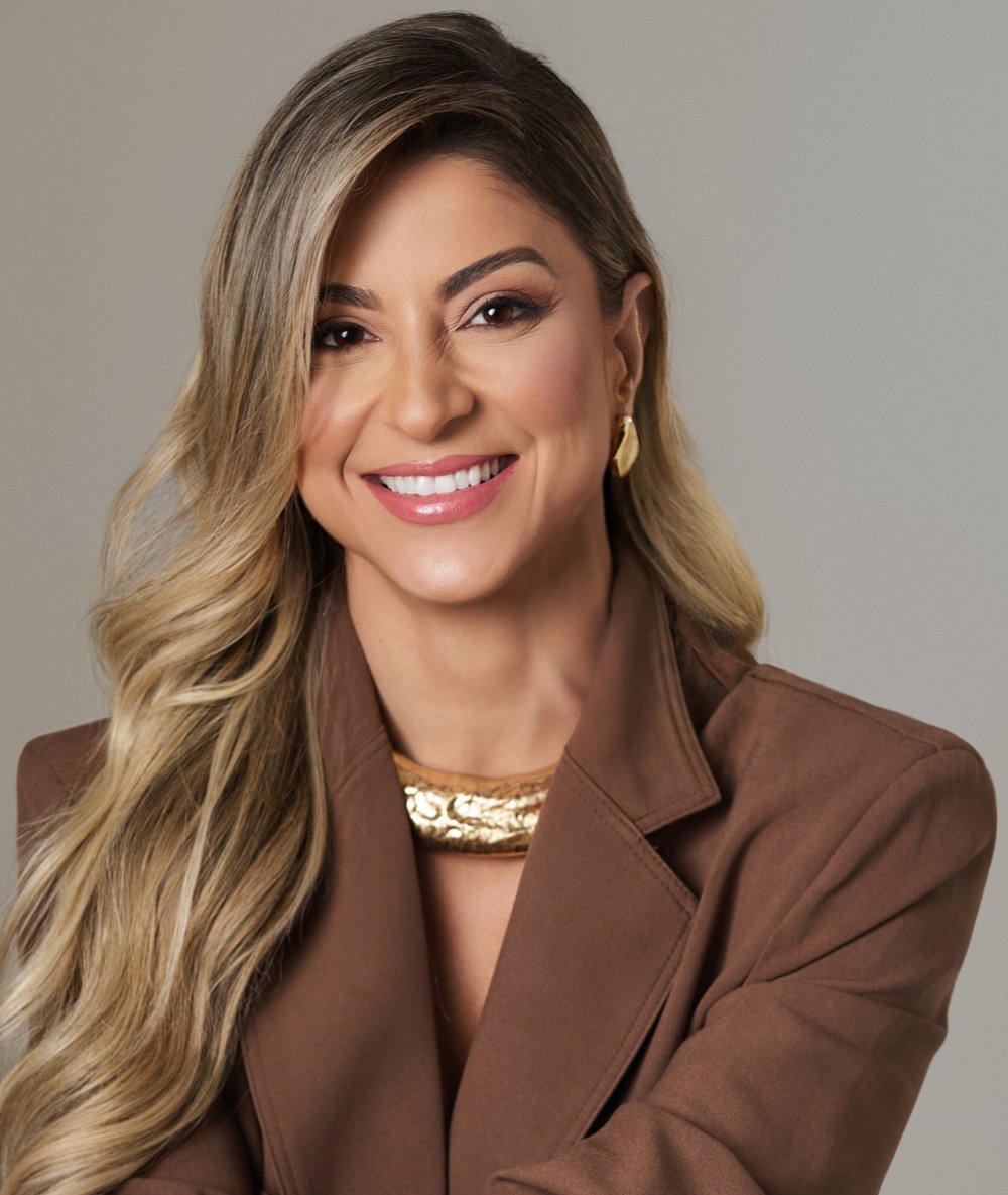 Dra. Francielle Torres, CRM-GO 17228, em retrato de estúdio